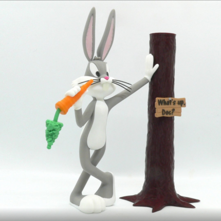El İşçiliğiyle Üretilmiş Ağaçta Havuç Yiyen Bugs Bunny Figürü